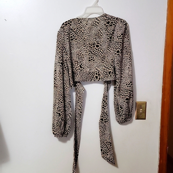 Shein curve leopard wrap shirt - Picture 2 of 2